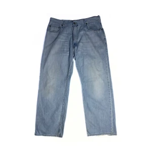 Levi’s 569 - Size: 34/30. Ljusblå. Condition: vintage. Alla jeans är uppmätta av oss! Har ni frågor eller funderingar är det bara slide DM, tveka inte!
