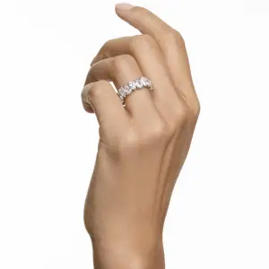 Säljer denna nya swarovski ring, helt ny! Säljer denna för att jag tyvärr beställde fel storlek på ringen! Hör gärna av er för fler bilder!