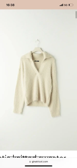 Beige stickad tröja - Super mjuk stickad tröja från Gina, säljs då den inte används, strl S, nypris 399