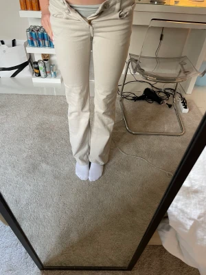 Lågmidjade jeans - Jätte fina lågmidjade jeans från H&M i strl 32❤️ Använda vid ett tillfälle. Säljer då jag växt ut dem och de inte kommer till användning❤️ Skriv vid frågor eller fler bilder❤️