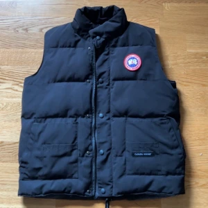 Canada Goose väst - Hej sälja min canada goose väst som jag använt denna sommaren. Inte använd mycket som ny. Jag köpte den precis innan sommaren från canada goose egna hemsida för 6500kr skriv för info/bilder pris kan diskuteras. Behöver pengar snabbt därav billigt pris.