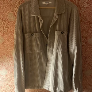 Manchester skjorta - Vacker Manchester skjorta från Kappahl. Hög kvalitet helt oanvänd med extra knappar och innerfickor