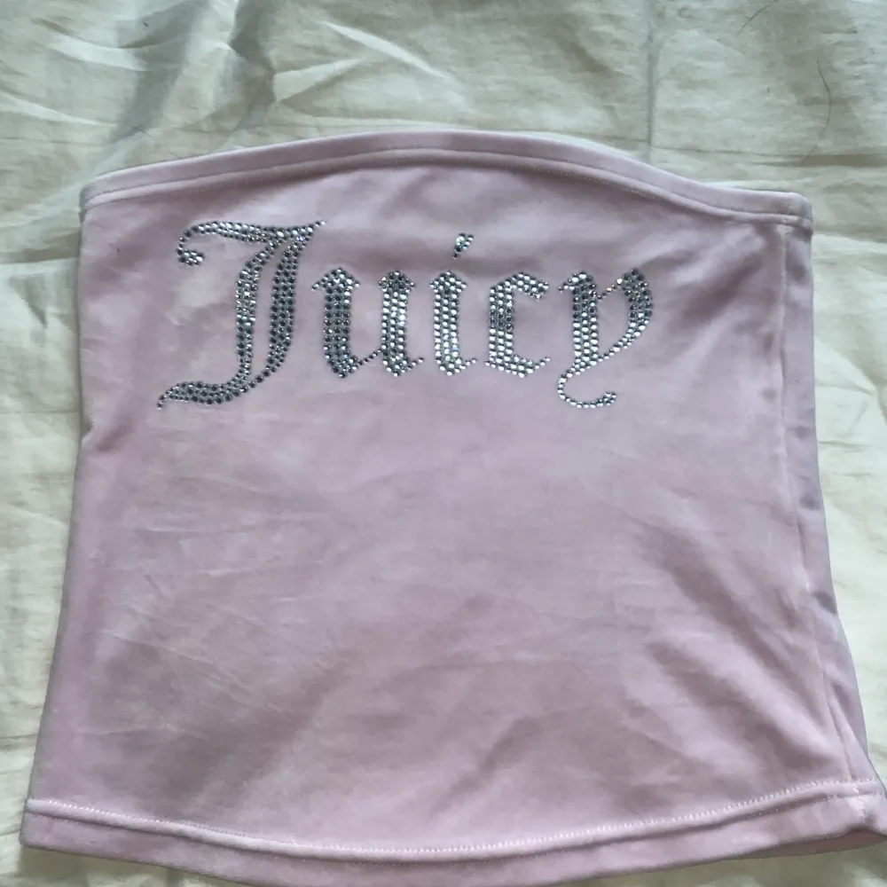 En tubtopp från Juicy Couture med text i silvriga stenar. I väldigt bra skick pga inte använd.. Toppar.