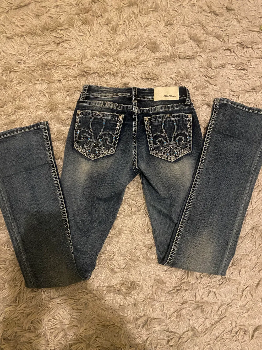 Super fina bootcut jeans i storlek 25. Säljer då dom inte kommer till använding💗. Jeans & Byxor.