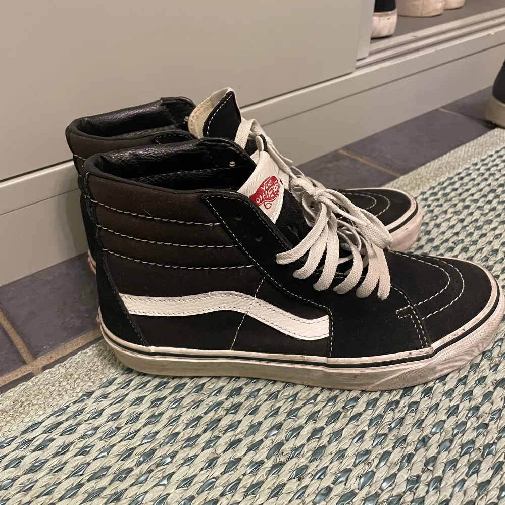 Super coola Vans!! Använda men i bra skick. Ska tvätta sulan å då ser den ut som nya! Perfekta nu till hösten! . Skor.