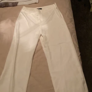 Kostymbyxor  - Helt oanvända kostymbyxor från bikbok