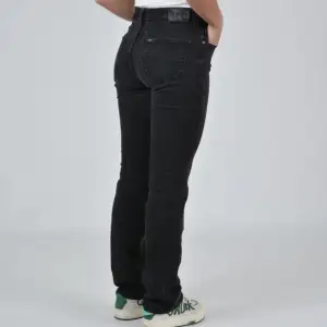 Säljer dessa jeans då dom inte kommer till användning, köpt här på plick🧡 (Obs! Bilderna är lånade, kan skicka egna i dm🙏🏻)