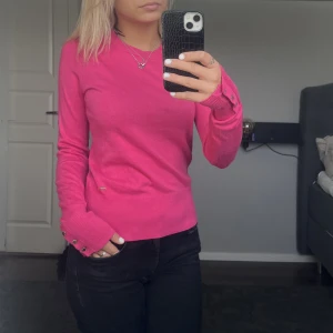 Rosa tröja - Jättefin rosa tröja med fina guld detaljer från Holly & whyte