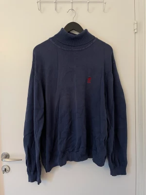 Stickad tröja - Marinblå stickad tröja med hög krage, stor