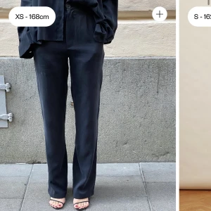 Djerf Avenue  - Säljer ett par On the go pants i färgen Ash. Storlek xs! Väldigt fint skick och använda fåtal gånger. Kan skicka egna bilder om det önskas!💖 Säljer för 900kr eller bud