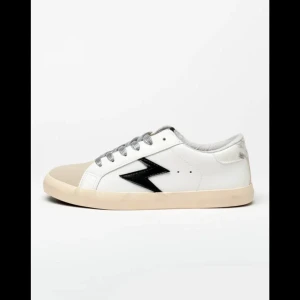 Les temps des cerises sneakers  - Använda cirka 5 gånger, mycket bra skick. Säljer de då de ej kommer till användning!🥰 Skriv för frågor/fler bilder!🙌🏻 Lämna gärna prisförslag! 