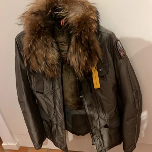 Parajumper jacka XS - Parajumper jacka. Knappt använd. Storlek XS. Limited färg. Pälsen vid kragen kan tas bort. Nypris runt 10-12k. 