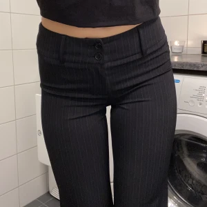 Lågmidjade kostymbyxor!! - Säljer mina Lågmidjade kostymbyxor som är så fina, och bra passform. Tyvärr kommer de inte till användning längre.  Hör av dig för fler bilder⭐️💖 Pris kan diskuteras 