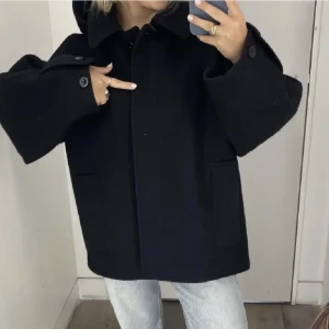 Kappa  - Säljer min svarta oversized kappa med luva. Knappt använd och i mycket bra skick! Priset går att diskuteras💞