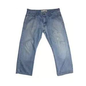 Size: 35/27. Ljusblå. Condition: Vintage. Alla jeans är uppmätta av oss! Har ni frågor eller funderingar är det bara slide DM, tveka inte!