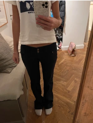 JEANS! - Så sjukt snygga och unika jeans  som har inga defekter, perfekt till hösten, säljer endast vid bra bud! 