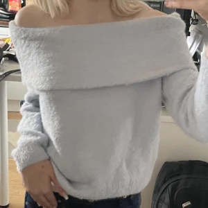 Stickad off shoulder tröja hm  - Fluffig stickad off shoulder tröja från H&m storlek S. Vill du köpa trycker du på ”köp nu” jag postar inom 24h efter köp.