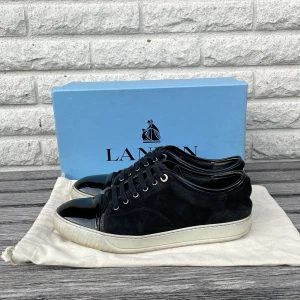 Lanvin  - Tjenare! Säljer dessa extremt trendiga skorna från Lanvin Paris.  Skick: 8/10 skorna funkar perfekt trots att en bit av sko snöret är lite slitet (bild 3)  nypris: 4500  Mitt pris: 2399 (Dustbag o box medföljer) 