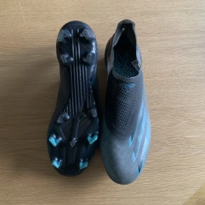 Fotbollsskor - Nyskick och endast provade adidas fotbollsskor X modell utan snöre. Dem är i stl 40 & 2/3, men passar mig som vanligtvis har stl 39. Nypris 2 399 kr! Köpare står för frakt💙