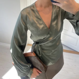 Grön satin blus  - Omlott, går att justera hur hårt man vill