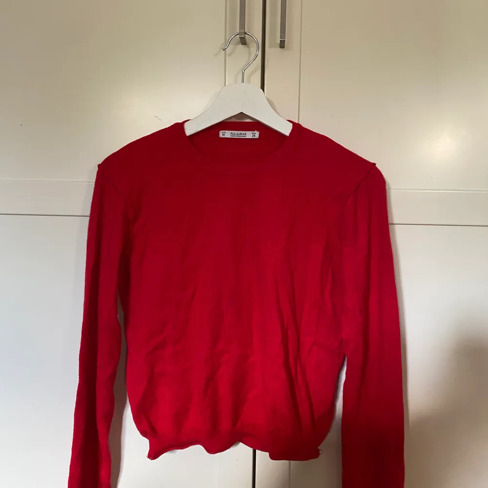 Fin stickad röd tröja. Använd ett fåtal gånger. Väldigt mjuk och skön att ha på sig!. Stickat.