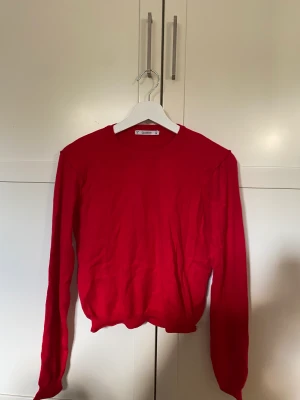 Finstickad röd tröja - Fin stickad röd tröja. Använd ett fåtal gånger. Väldigt mjuk och skön att ha på sig!