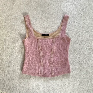 Spetstopp - Rosa topp i spets med täckande tyg under, vintage Only! 💕
