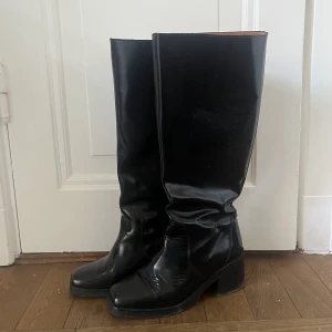 Boots  - Ascoola boots som tyvärr är lite för stora för mig, därför är dom väldigt sparsamt använda 