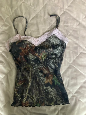 Linne med rosa spetts och skogsmönster - Jätte coolt linne med söt rosa spets. (PRIS GÅR ATT DISKUTERA)