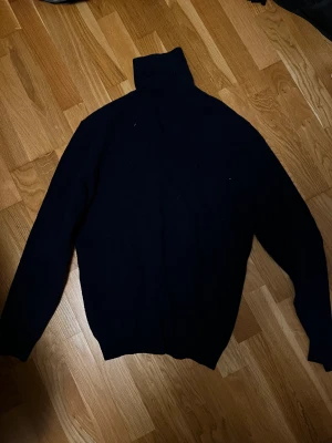 Polo i merino ull - Använd ca 2 gånger, krympt liten tvätten så passar M bättre än L