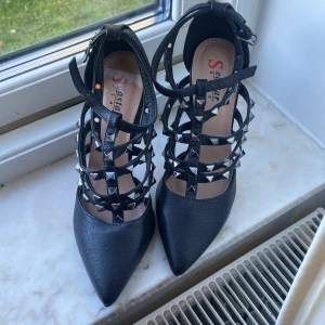 Svarta klackar med nitar  - Bra skick 