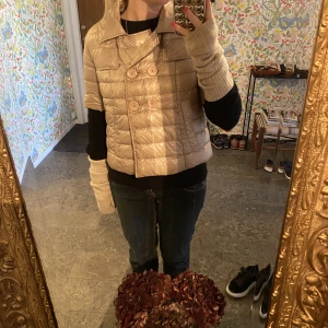 Herno jacka - Beige Herno jacka i nyskick, nypris är ca 4000kr