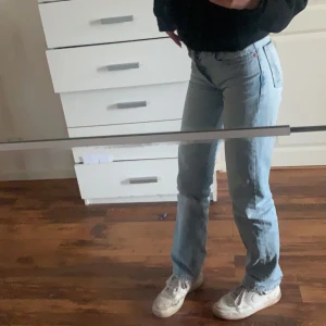 Zara jeans  - Säljer dessa mid jeans från zara då dom tyvärr är för små. En super fin blå färg som passar till allt. Passar någon som är runt 165 i längden elle kortare💕sann till stolek annars (32)