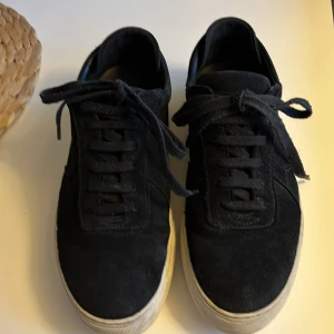 Arigato skor str 43 - AXEL ARIGATO SVARTA MOCKA PLATTFORM SNEAKERS Str 43 Produkt nr: 27004 Nypris 2500 kr