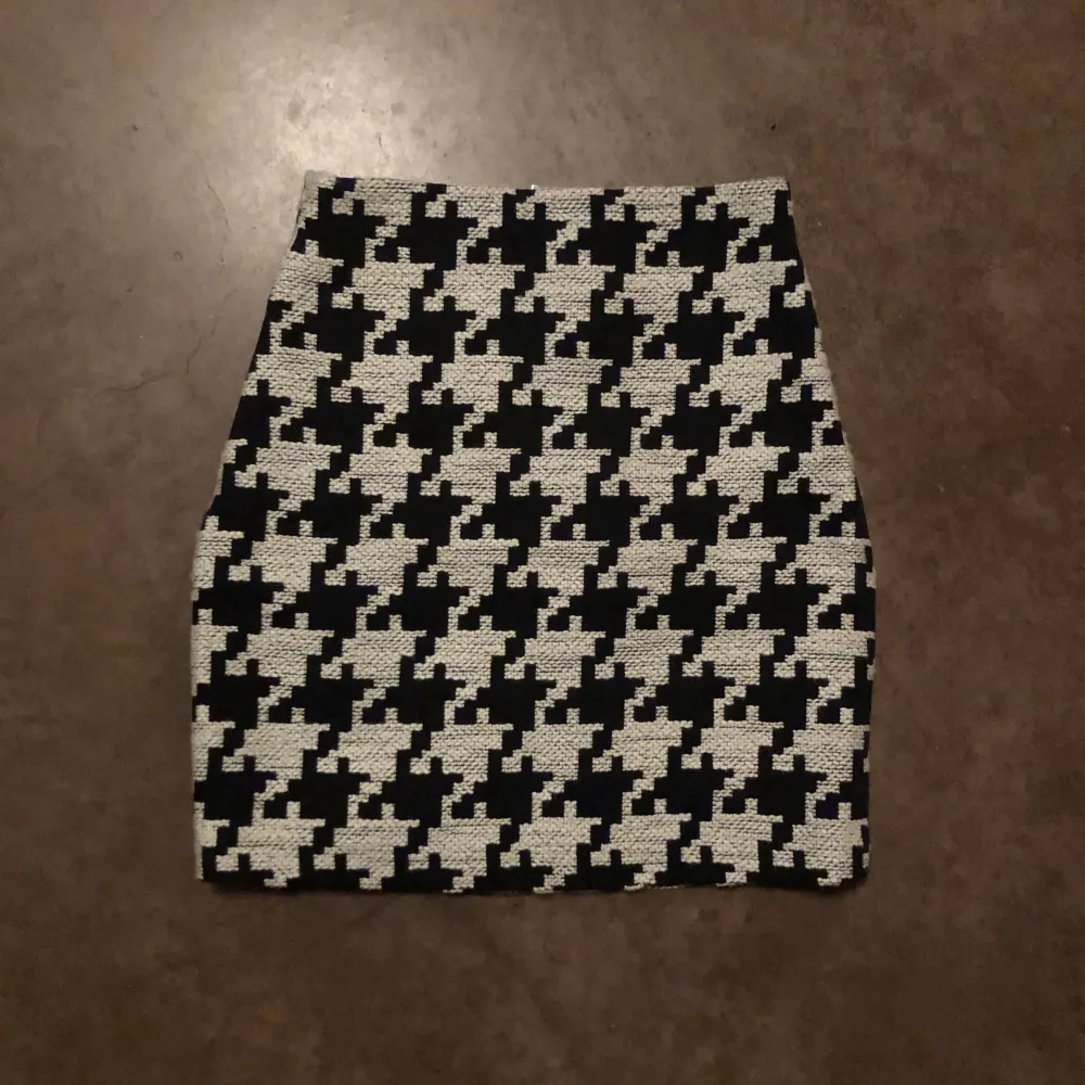 Svartvit hundtandsmönstrad kort kjol. Köpte den för skolfoto men har inte använts sen dess, därför säljer jag den. Från H&M. Hög midja.. Kjolar.