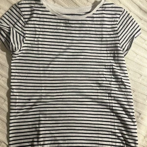 Randig t-shirt - Hej! Jag säljer denna tröja från hm! Säljer för att jag inte passar i randiga tröjor, i stolek 134-140 den passar om man är länge oxå