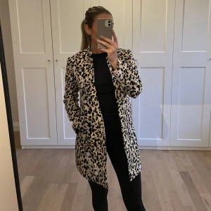 Kappa - Kappa i leopardmönster från HM. Sparsamt använd, så den är i fint skick utan anmärkningar. Bra att veta är att det är en modell utan knappar/dragkedja.  Storlek 34 💜