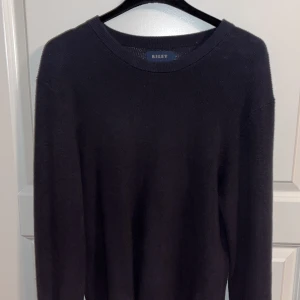 Riley hoodie - Säljer min snygga Riley hoodie köpt från brothers, pga att den ej kmr t användning nypris 899