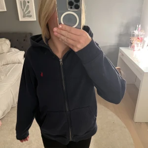 Polo Ralph lauren zip hoddie - Använt skick därav priset💗 pris kan diskuteras vid snabba affär, använd gärna köp nu funktionen💗🙌🏻