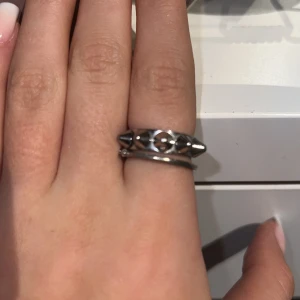 Edblad ring  - Säljer min fina Edblad ring i silver Inga defekter storlek 16.00 men passar mig som även brukar kunna ha 17.00 orginal pris: 349kr