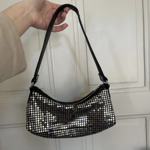 Glittrig festhandväska 🪩 - Glittrig handväska från HM, lagom stor, använd några gånger men ser ut som ny 