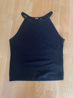 Fin crop topp - Färg: svart Storlek: XS Märke: BikBok Skicket: använd med tecken på användning