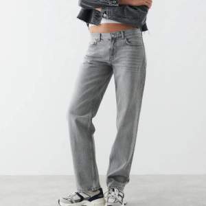 Ljusgrå low waist straight jeans från Gina! Jättebra skick inga defekter. Tvättas innan de skickas 🩶 kontakta mig angående mått och kontakta mig innan du trycker på köp nu 🥰 storlek 34 nypris är 499 kr. Kan diskutera priset! 