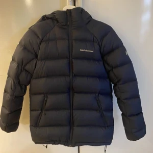 Peak jacka FROST DOWN - Jätte fin jacka till vintern, inga synliga defekter på den säljer den pga att jag ska köpa en annan. Nypris 4200, kan diskutera pris!