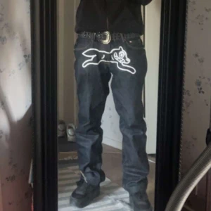BBC JEANS - Billionaireboysclub jeans storlek 34x32, skick 9/10. Innerben: 78-80cm  Ytterben: 109cm Midja: 44cm!! hjälper en kompis att sälja (därför finns det 2 annonser ute på plick), men det går lika bra att fråga mig frågor osv så svarar jag så fort jag kan :)