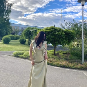 Festlig somrig klänning  - Super söt satin klänning från HM med ruffles. Använt 1 gång. Pris kan diskuterades. 