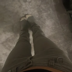 Grå low waist jeans  - Säljer gråa low waist jeans ! Dom är jätte fina men kommer tyvärr inte till så mycket andvänding! Dom passar mig i längden och jag är runt 1,68 men dom går ju såklart att sy upp