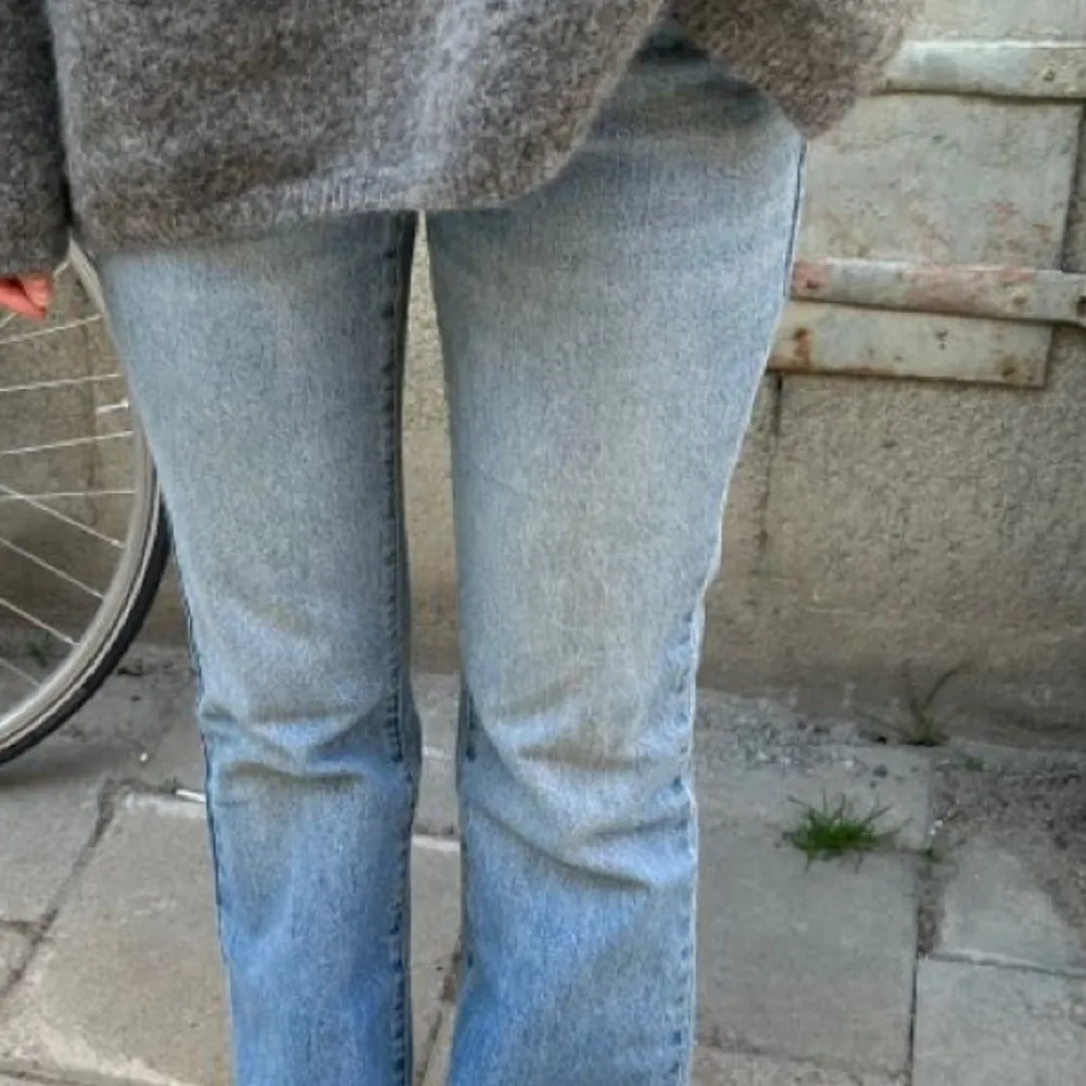 Säljer mina superfina Levis bootcut med låg midja i stl S. Säljer då dem inte kommer till användning. Köpt för 600kr på Sellpy!🤍. Jeans & Byxor.