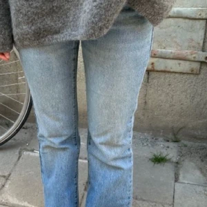 Vintege Levis jeans med låg midja  - Säljer mina superfina Levis bootcut med låg midja i stl S. Säljer då dem inte kommer till användning. Köpt för 600kr på Sellpy!🤍