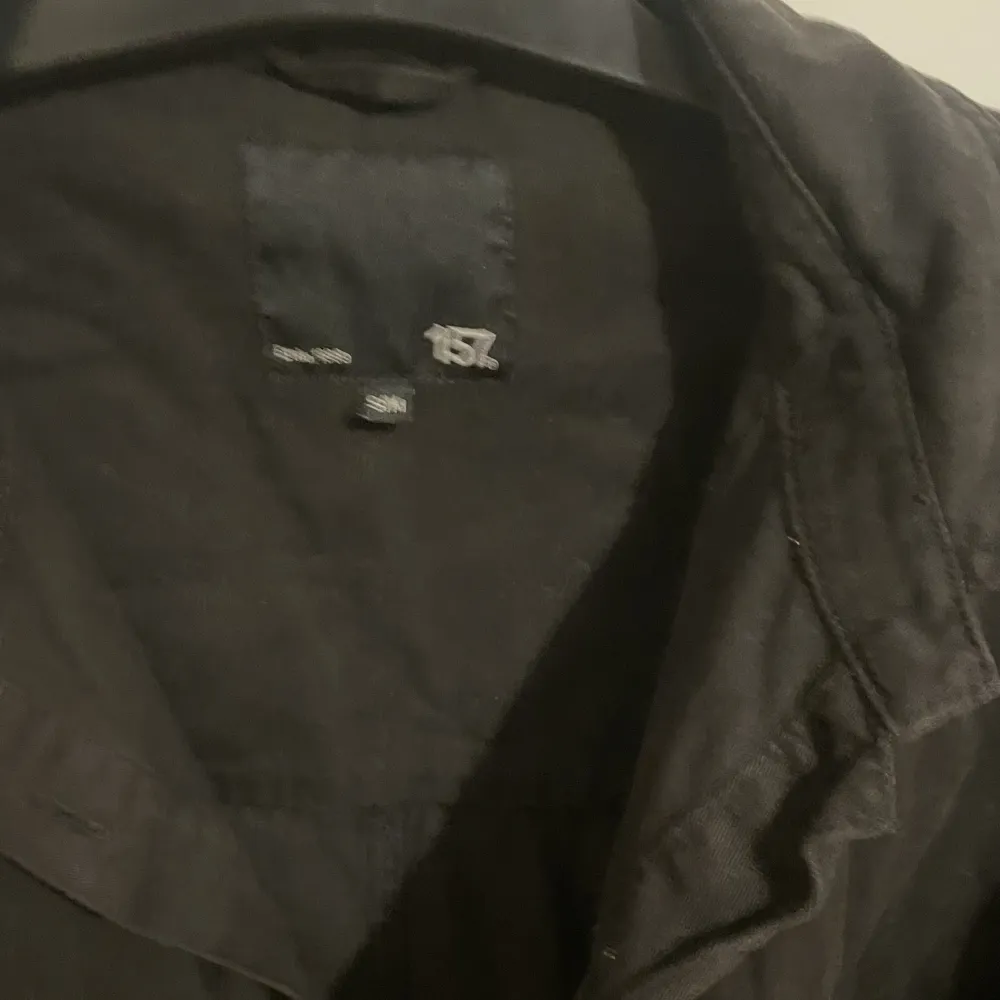 En svart jacka som är tunn perfekt att ha på sommaren och den är lite oversize. Jackor.